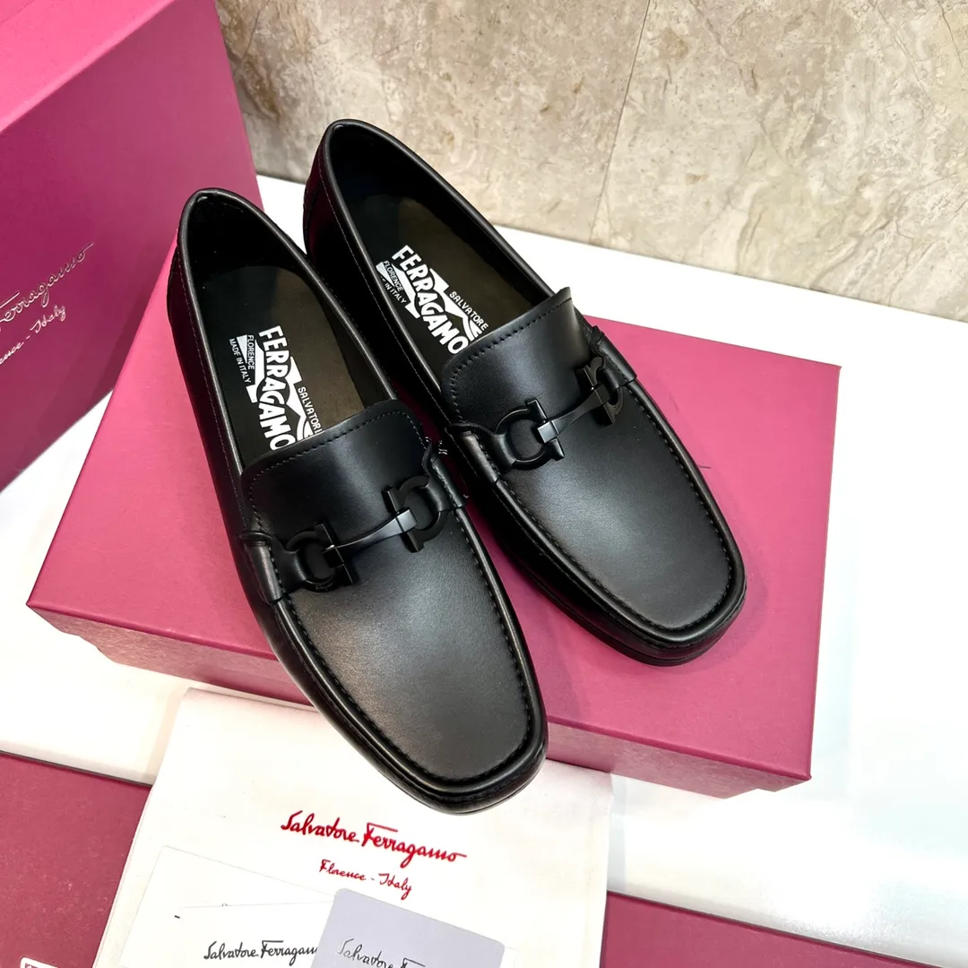 Original quality P780 Brand: Ferragamo Standard size: Men's size 39–44 (38.45 can be customized) Grade: Same style as the official website High-quality men's shoes Material: Customized first-layer calfskin with water-dyed cowhide lining Cowhide tiptoe Original non-slip and wear-resistant rubber outsole Style category: Men's formal business leather shoes are young and fashionable European and American trends British style Casual matching and comfortable feet Color: actual picture